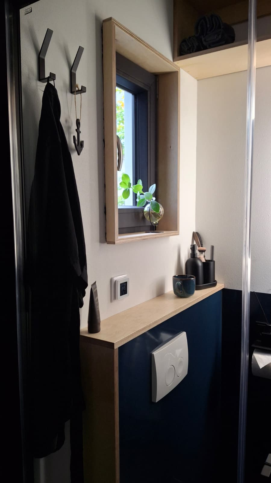 Badezimmer im Monolith Tiny Haus mit WC und Dusche
